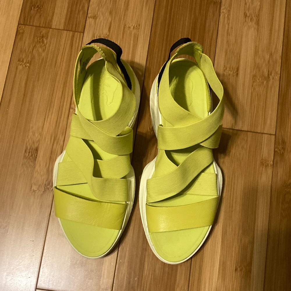 Sorel Women’s Bolt Hint(Neon Yellow Green Explorer Blitz Multi Strap Sandal US 7